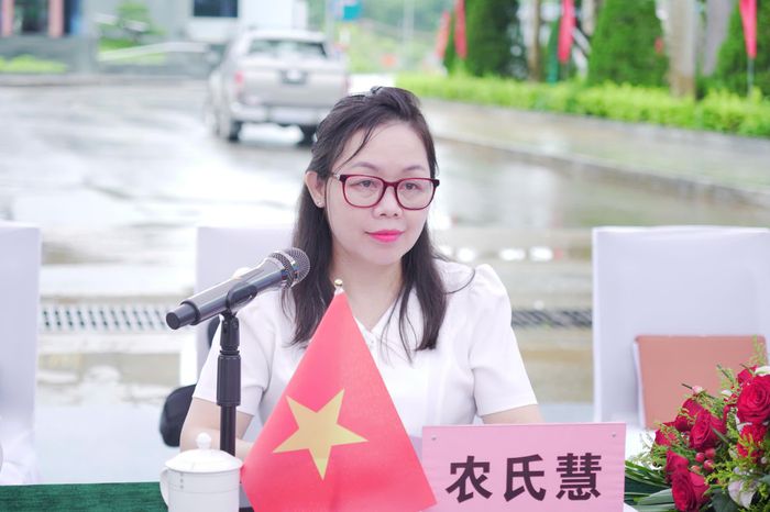 Đồng chí Nông Thị Huệ, Trưởng phòng Vận tải và An toàn giao thông, Sở Xây dựng tỉnh Cao Bằng (Việt Nam) phát biểu tại hội đàm.