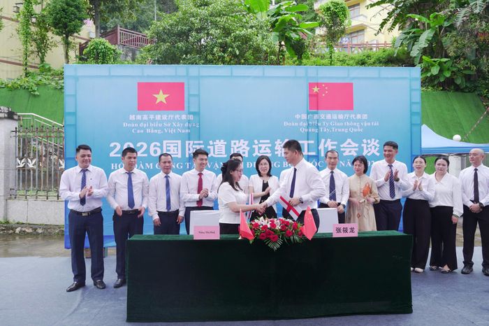 Sở Xây dựng tỉnh Cao Bằng (Việt Nam) và Sở Giao thông vận tải Khu tự trị dân tộc Choang Quảng Tây (Trung Quốc) trao đổi Giấy phép vận tải đường bộ quốc tế.