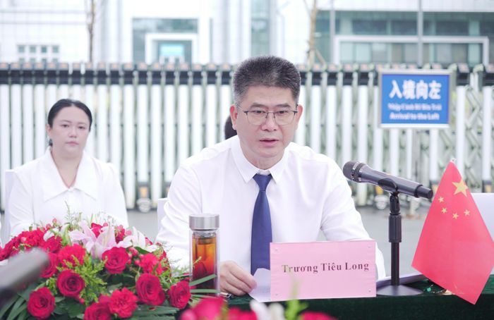 Đồng chí Trương Tiêu Long, Chủ nhiệm Trung tâm Phát triển vận tải đường bộ Khu tự trị dân tộc Choang Quảng Tây (Trung Quốc) phát biểu tại hội đàm.