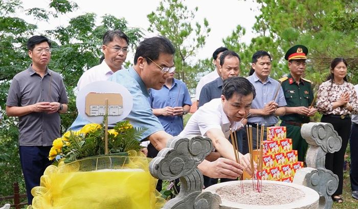 Các đồng chí lãnh đạo tỉnh dâng hương tưởng nhớ Đại tướng Võ Nguyên Giáp.