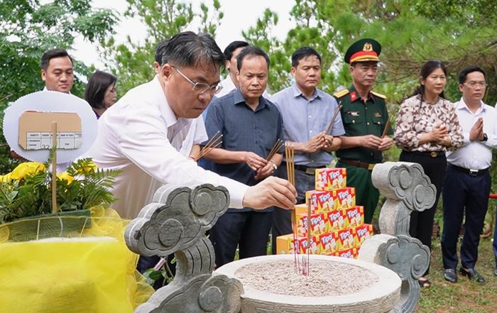 Đồng chí Phan Thăng An, Ủy viên Trung ương Đảng, Bí thư Tỉnh ủy, Chủ tịch HĐND tỉnh dâng hương viếng Đại tướng Võ Nguyên Giáp.