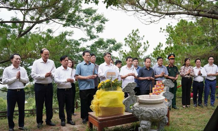 Đoàn đại biểu tỉnh Cao Bằng dâng hương viếng Đại tướng Võ Nguyên Giáp.