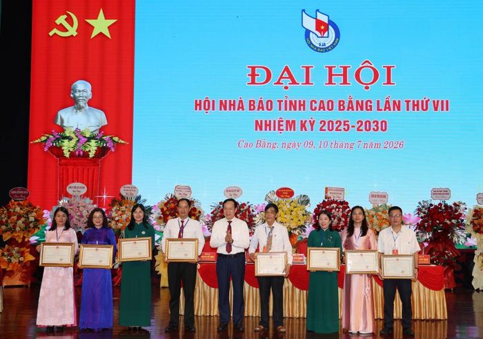 Các tập thể, cá nhân xuất sắc được tặng Bằng khen của Chủ tịch UBND tỉnh.
