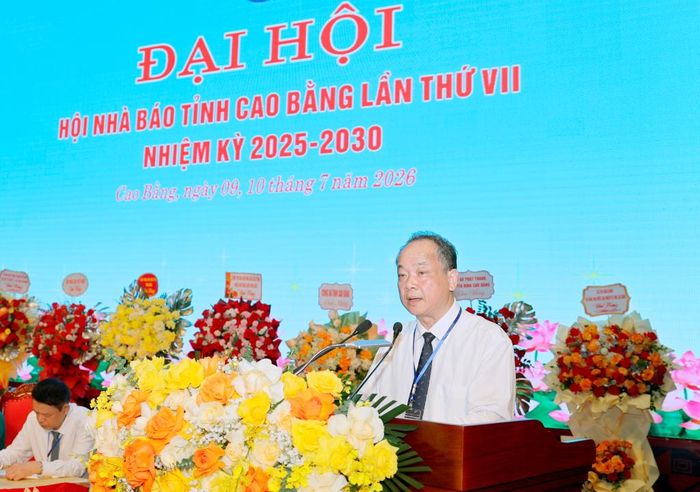 Đại diện Câu lạc bộ Nhà báo cao tuổi trình bày tham luận tại đại hội.