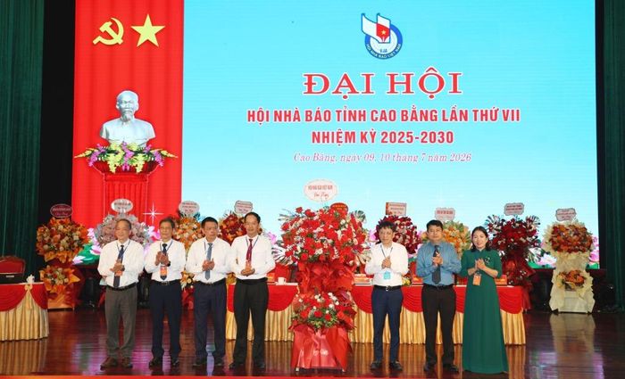 Đại diện lãnh đạo Hội Nhà báo Việt Nam tặng hoa chúc mừng đại hội.