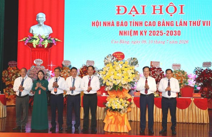 Các đồng chí lãnh đạo tỉnh tặng hoa chúc mừng đại hội.