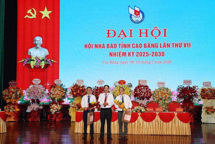 Đại diện Ban Chấp hành Hội Nhà báo tỉnh tặng hoa chia tay các đồng chí không tham gia Ban Chấp hành khóa VII, nhiệm kỳ 2025 - 2030.