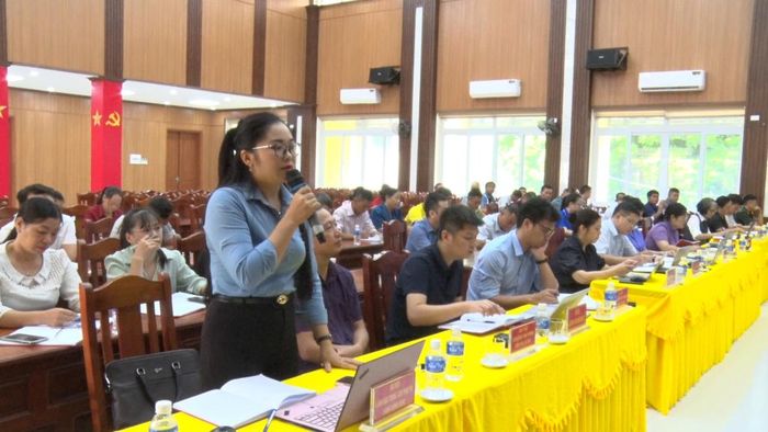 Cử tri xã Bảo Lạc phát biểu kiến nghị tại hội nghị.