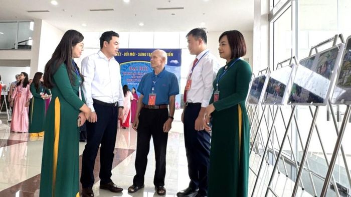 Các thế hệ nhà báo trao đổi bên lề Đại hội Hội nhà báo tỉnh Cao Bằng lần thứ VII, nhiệm kỳ 2025 - 2030.