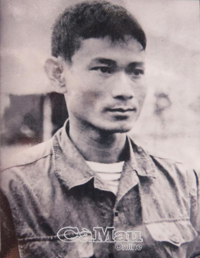 Anh hùng phi công Nguyễn Văn Bảy (B). (Ảnh chụp lại từ quyển sổ tang)