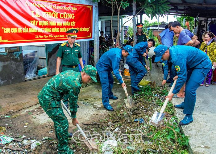  Lực lượng Ban Chỉ huy Quân sự xã hỗ trợ gia đình dọn dẹp vệ sinh, chuẩn bị xây nhà mới.
