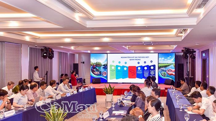 Đại biểu nghe chuyên gia thông tin về sự phát triển, vai trò quan trọng của ngành tôm Việt Nam, trong đó ngành tôm Cà Mau có nhiều đóng góp tích cực.