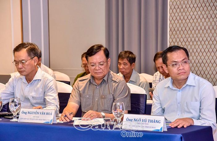 Dự hội thảo có Phó Chủ tịch UBND tỉnh Ngô Vũ Thăng (bìa phải) cùng gần 100 đại biểu đại diện các sở, ngành, địa phương, hợp tác xã, doanh nghiệp và người nuôi tôm.