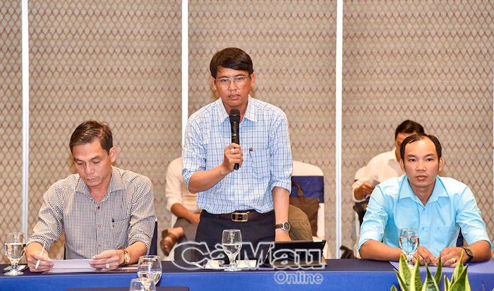 Đại biểu xã Định Thành, ông Phạm Tấn khoa nêu ý kiến về các chính sách hỗ trợ kỹ thuật và tài chính dành cho người nuôi tôm trong quá trình triển khai Dự án.