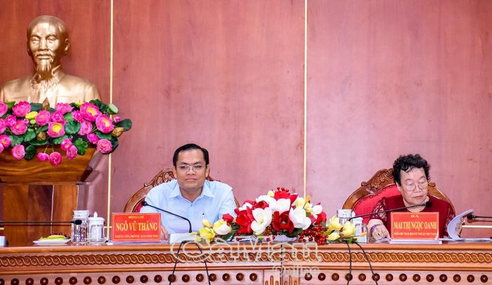 Phó Chủ tịch UBND tỉnh Ngô Vũ Thăng và bà Mai Thị Ngọc Oanh, Phó Chủ tịch Thường trực Hội Mỹ thuật Việt Nam, chủ trì buổi làm việc.