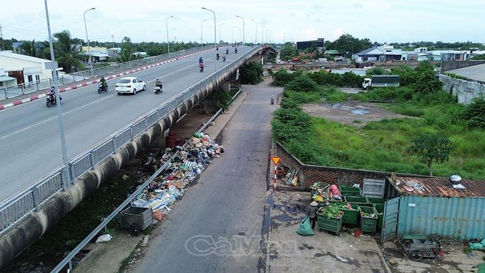 Bãi tập kết rác dưới chân cầu Tôn Đức Thắng tồn đọng nhiều ngày, gây ô nhiễm môi trường, mất mỹ quan đô thị và khiến người dân bức xúc.