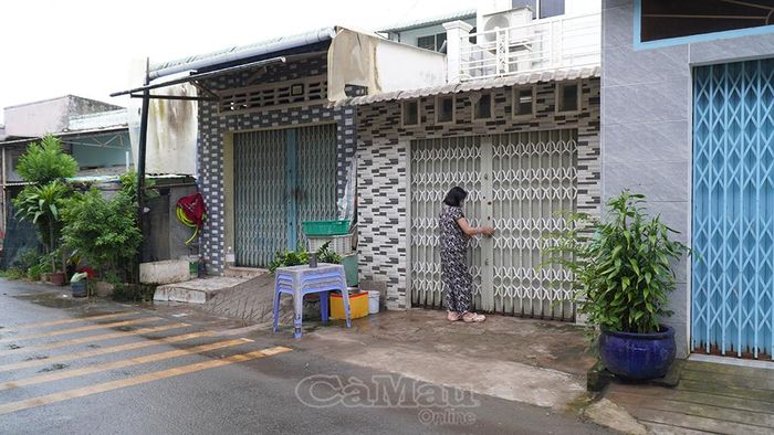 Để hạn chế ảnh hưởng của mùi hôi thối và nạn ruồi muỗi bủa vây, hàng loạt hộ dân sát bãi rác phải thiết kế nhiều lớp cửa và đóng kín suốt ngày đêm.