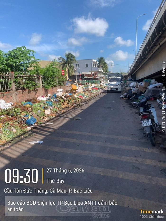 Tình trạng rác thải sinh hoạt ứ đọng, vương vãi khắp mặt đường tại khu vực chân cầu Tôn Đức Thắng (phường Bạc Liêu) được người dân bức xúc chụp lại gửi cơ quan chức năng.