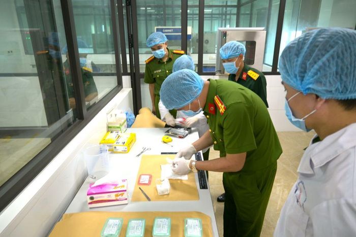 Cán bộ Viện Khoa học hình sự (Bộ Công an) tiến hành kiểm tra, thẩm định, các công đoạn được thực hiện theo đúng quy trình kỹ thuật và bảo đảm an toàn tuyệt đối.