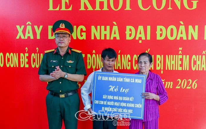  Đại tá Võ Thành Lê trao bảng tượng trưng hỗ trợ nhà Đại đoàn kết cho gia đình ông Trần Văn Đệ.