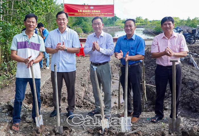 Phó Bí thư Thường trực Đảng ủy xã Tân Ân Nguyễn Minh Đức (thứ hai từ trái sang) cùng lãnh đạo địa phương, MTTQ Việt Nam xã thực hiện nghi thức khởi công nhà ở cho hộ nghèo.