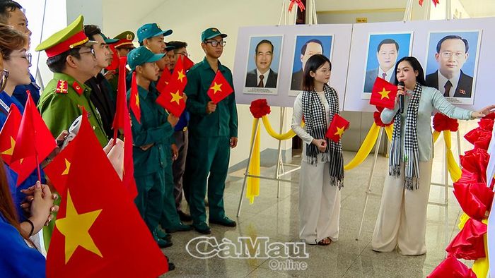 Thuyết minh viên Bảo tàng tỉnh giới thiệu đến đoàn viên, thanh niên về các dấu mốc vẻ vang của cách mạng Cà Mau.