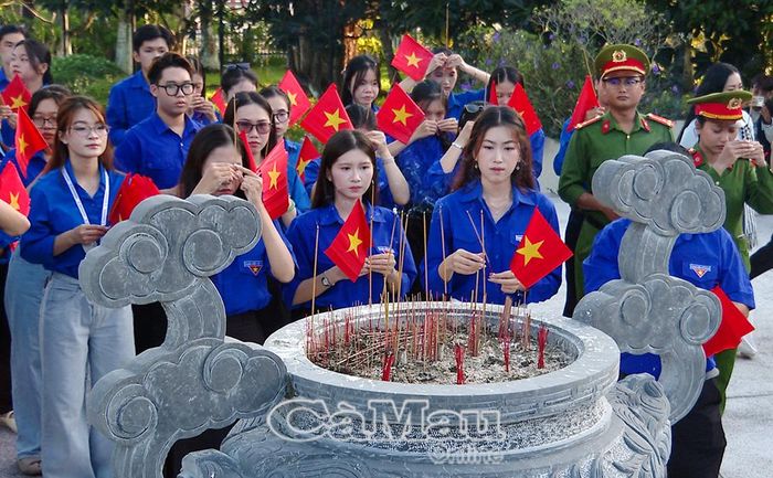 Đoàn viên, thanh niên phường Vĩnh Trạch dâng hương tưởng niệm tại Đài tưởng niệm các anh hùng liệt sĩ.
