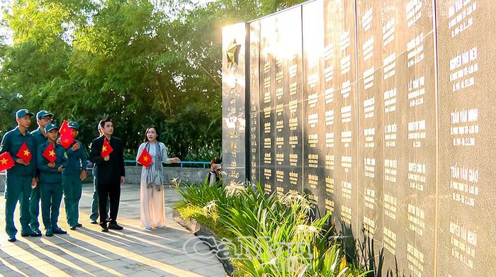 Các bạn trẻ tìm hiểu sự kiện lịch sử và sự hy sinh anh dũng của các chiến sĩ trong sự kiện Mậu Thân năm 1968.