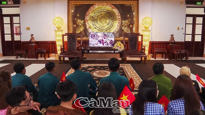 Đoàn viên, thanh niên xem phim tư liệu về kỷ niệm 79 năm Ngày Thương binh - Liệt sĩ.