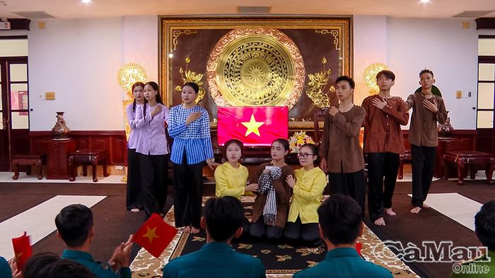 Các bạn trẻ trình diễn tiết mục văn nghệ tái hiện hình tượng Mẹ Việt Nam Anh hùng Nguyễn Thị Thứ.
