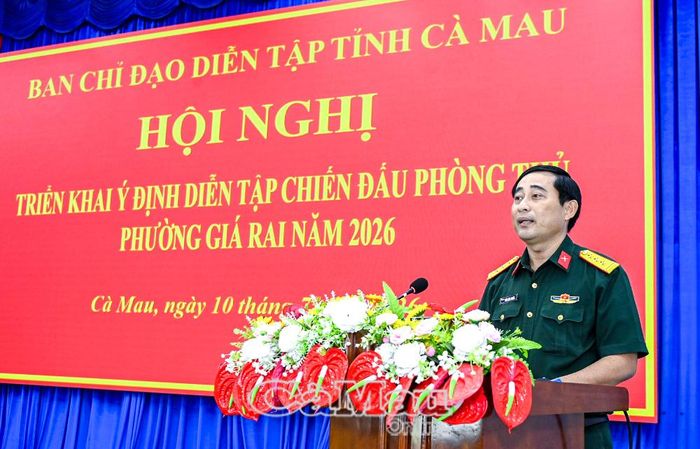 Thượng tá Kiều Công Nhiệm, Phó Tham mưu trưởng, Phòng Tham mưu Bộ CHQS tỉnh, triển khai ý định diễn tập của Ban Chỉ đạo diễn tập tỉnh đới với phường Giá Rai.