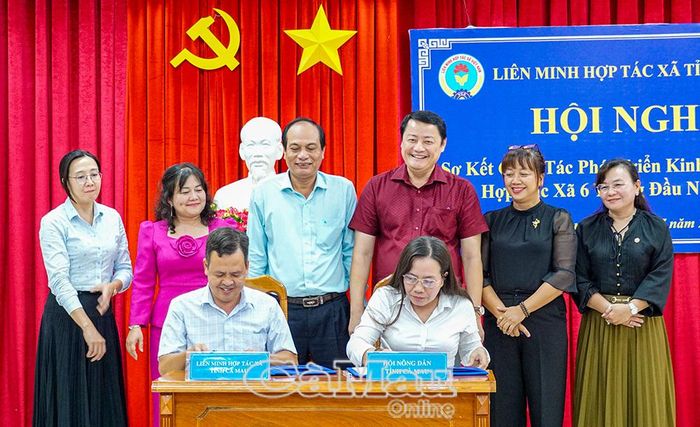 Liên minh HTX tỉnh ký kết chương trình phối hợp với Hội Nông dân tỉnh.