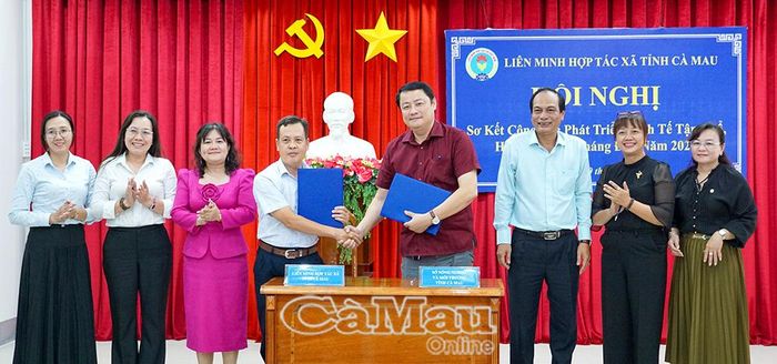 Liên minh HTX tỉnh Cà Mau ký kết chương trình phối hợp với Sở Nông nghiệp và Môi trường tỉnh.