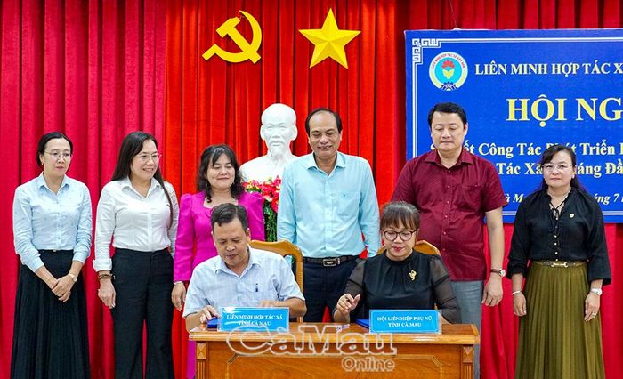 Liên minh HTX tỉnh ký kết phối hợp với Hội LHPN tỉnh nhằm nâng cao hiệu quả kinh tế tập thể, hợp tác xã trong hội viên phụ nữ trong toàn tỉnh và nhân rộng các mô hình HTX do phụ nữ quản lý.