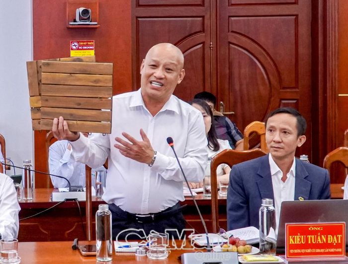  Thành viên đoàn công tác Hội Mỹ nghệ và Chế biến gỗ Thành phố Hồ Chí Minh (HAWA), giới thiệu những sản phẩm chế biến sâu từ gỗ.