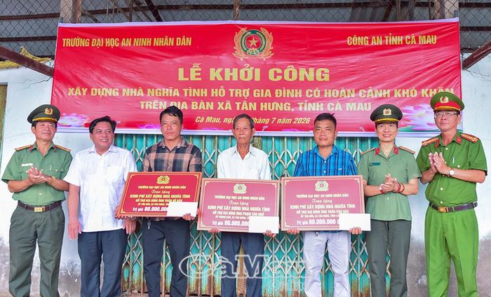 Đại diện đơn vị tài trợ trao bảng tượng trưng cho các hộ gia đình.