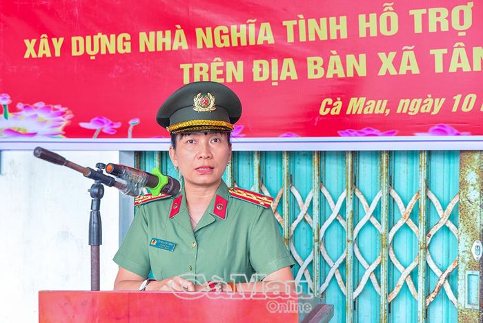 Đại tá Lê Thị Hiền Lương, Trưởng Khoa Lý luận chính trị và Khoa học xã hội nhân văn, Trường Đại học An ninh nhân dân, phát biểu tại buổi lễ, khẳng định việc khởi công các căn nhà nghĩa tình là biểu hiện sinh động của tinh thần "Vì Nhân dân phục vụ".