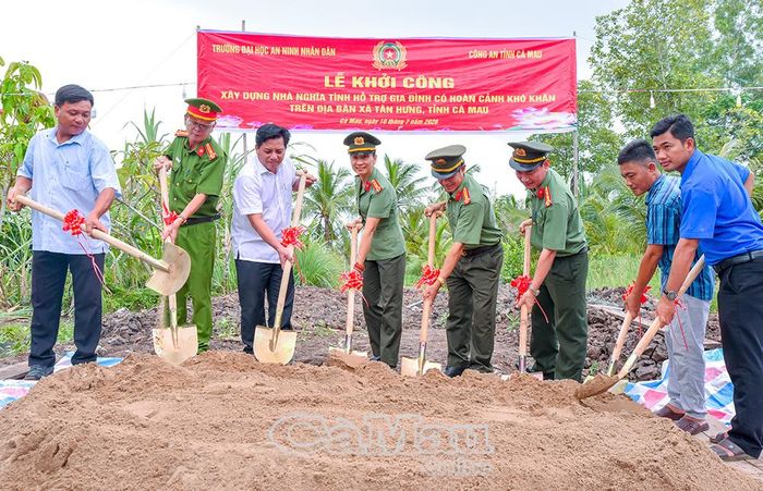 Các đại biểu thực hiện nghi thức khởi công xây dựng nhà nghĩa tình.