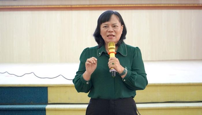 Cán bộ chuyên môn tư vấn kỹ năng truyền thông phòng, chống tác hại thuốc lá. Ảnh: tanhung.tayninh.gov.vn