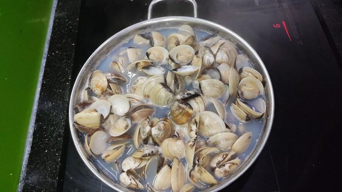 Luộc ngao và sơ chế đúng cách. Ảnh minh họa.