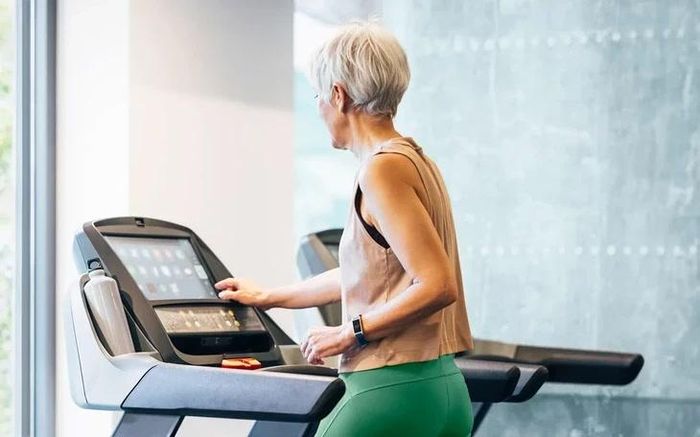 Đi bộ nhanh 10 phút mỗi ngày giúp cải thiện sức khỏe tim mạch và tăng sức bền. Ảnh minh họa
