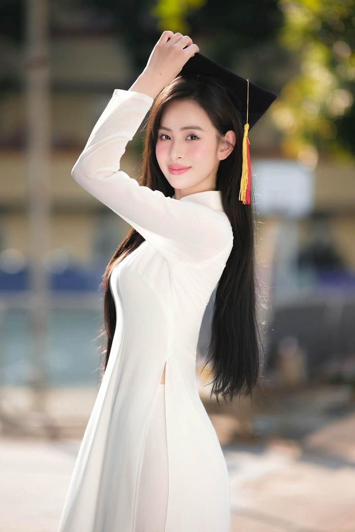 Hương Liên rạng rỡ trong lễ nhận bằng cử nhân. (Ảnh: FBNV)