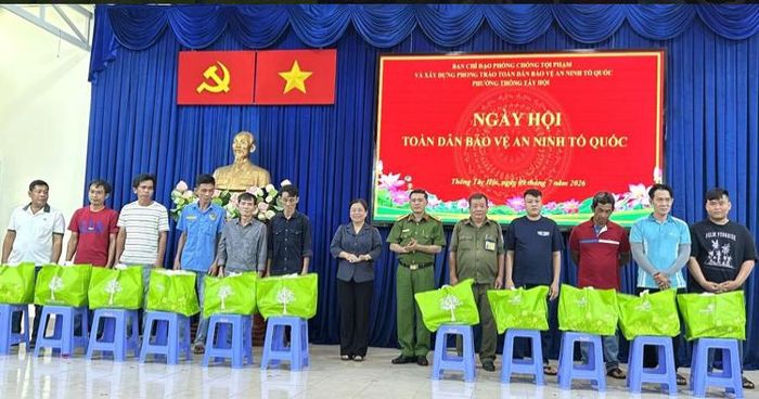 Bí thư Đảng ủy, Chủ tịch HĐND phường Nguyễn Thị Thu Hà cùng Ủy viên Ban Thường vụ Đảng ủy, Trưởng Công an phường Nguyễn Lê Duy Luân trao quà đến các hộ dân có hoàn cảnh khó khăn