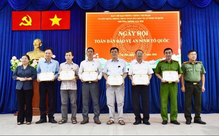 Bí thư Đảng ủy, Chủ tịch HĐND phường Nguyễn Thị Thu Hà trao Giấy khen cho các tập thể, cá nhân có thành tích xuất sắc trong phong trào Toàn dân bảo vệ an ninh Tổ quốc