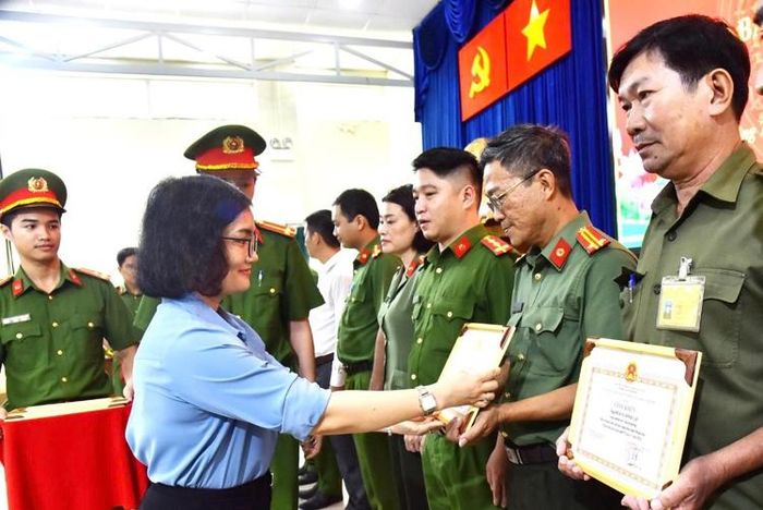Phó Bí thư Đảng ủy, Chủ tịch UBND phường Đào Thị My Thư trao Giấy khen cho các tập thể, cá nhân có thành tích xuất sắc trong phong trào Toàn dân bảo vệ an ninh Tổ quốc