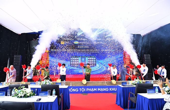 Các đại biểu thực hiện nghi thức khởi công xây dựng Trụ sở Trung tâm phòng, chống tội phạm mạng khu vực châu Á - Thái Bình Dương.