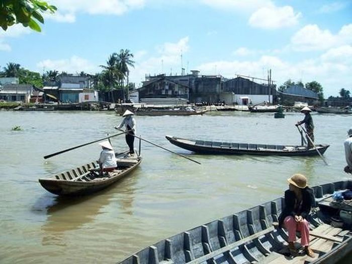 ĐBSCL có nhiều sông rạch, muốn qua sông cần có con đò - phương tiện di chuyển chính của người dân