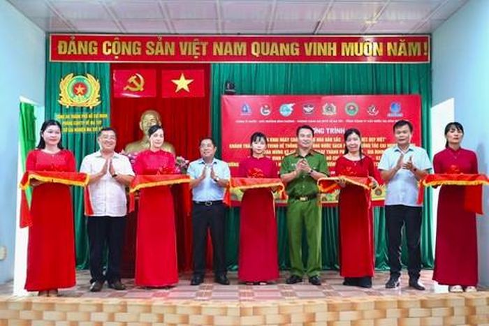 Đại biểu cắt băng khánh thành tại Cơ sở cai nghiện số 5