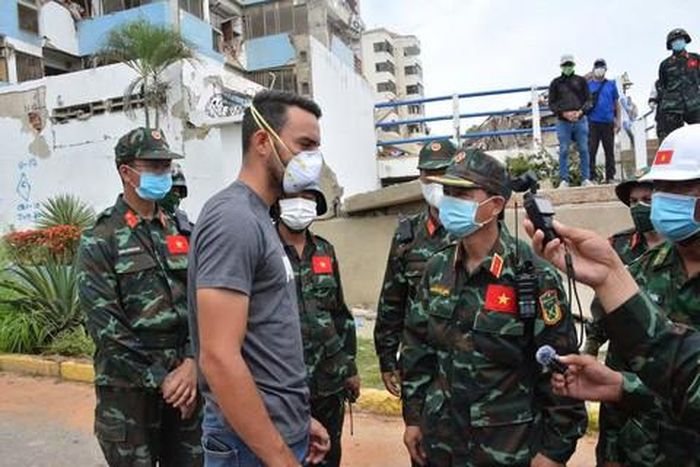 Anh Oscar Fernandez cảm ơn bộ đội Việt Nam đã giúp tìm kiếm và đưa thi thể mẹ anh ra khỏi tòa nhà bị sập. Ảnh: TTXVN