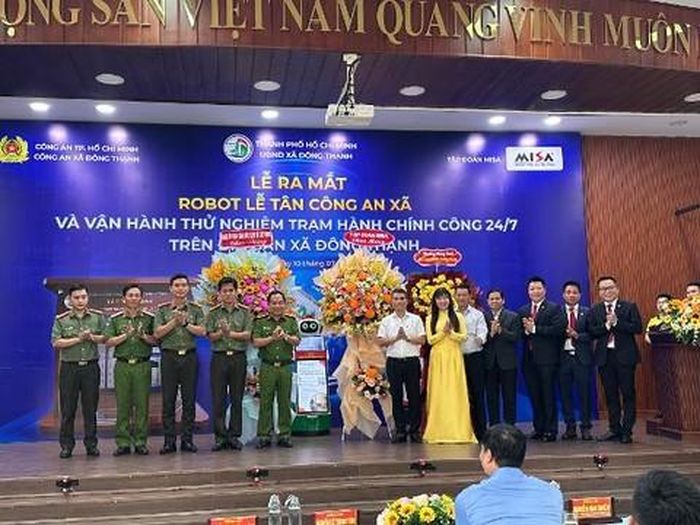 Lãnh đạo chính quyền xã Đông Thạnh và các đại biểu tại Lễ ra mắt Robot Lễ tân Công an xã và vận hành thử nghiệm Trạm Hành chính công 24/7.